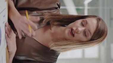 Yaratıcı Ofis Yöneticisi ile Dikey Görüntü Pov Görüntüsü Çağrısı