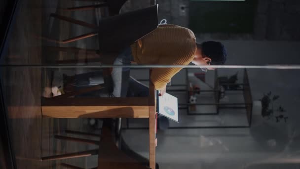 Vertical Filmagem Gerente Feminino Funciona no Laptop no Escritório Criativo — Vídeo de Stock