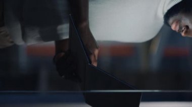 Dikey Görüntü Genç Yöneticisi Yaratıcı Ofiste Dizüstü Bilgisayarda Çalışıyor