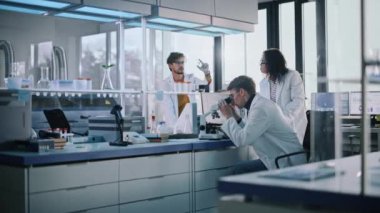 Laboratuvarda çalışan genç bilim adamlarından oluşan bir ekip