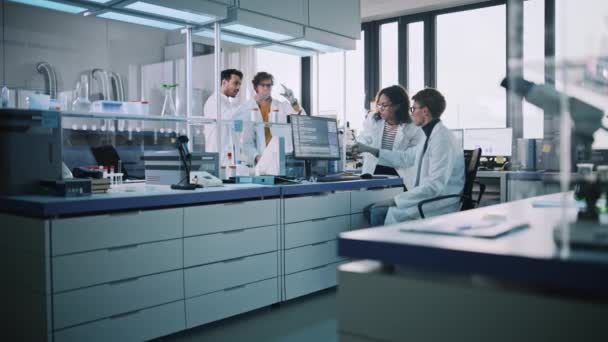 Młodzi naukowcy w laboratorium uniwersyteckim — Wideo stockowe