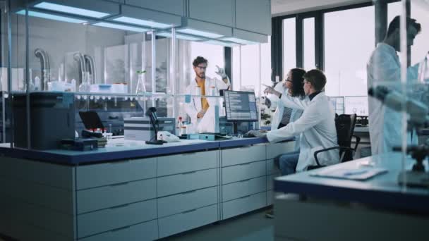 Team van jonge wetenschappers werkzaam in het laboratorium — Stockvideo