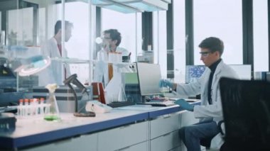 Laboratuvarda çalışan genç bilim adamlarından oluşan bir ekip