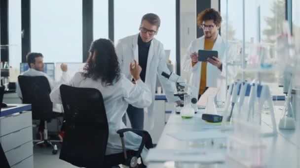 Equipo de científicos en laboratorio — Vídeos de Stock