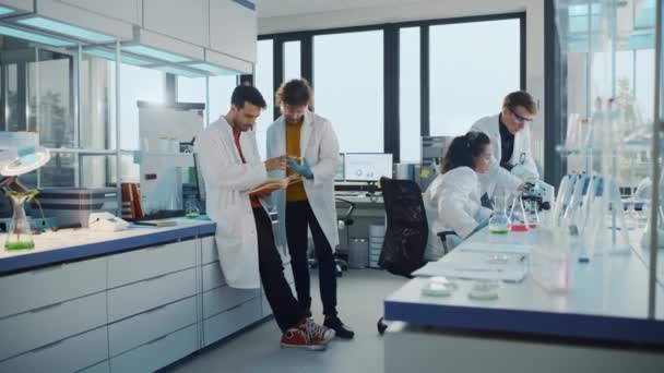 Team van wetenschappers in het laboratorium — Stockvideo