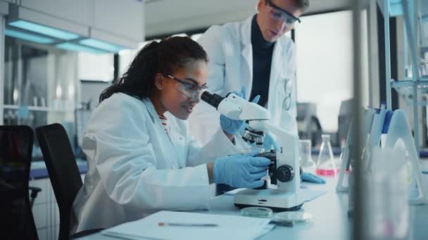 Equipo de Jóvenes Científicos en Laboratorio — Vídeo de stock