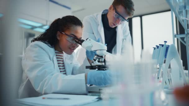 Equipo de Jóvenes Científicos en Laboratorio — Vídeos de Stock