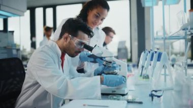 Laboratuvardaki Genç Bilim Adamları Ekibi