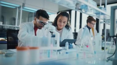 Laboratuvardaki Genç Bilim Adamları Ekibi