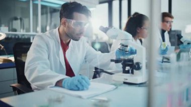 Laboratuvardaki Genç Bilim Adamları Ekibi