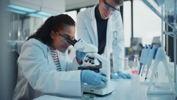 Equipo de Jóvenes Científicos en Laboratorio — Vídeo de stock