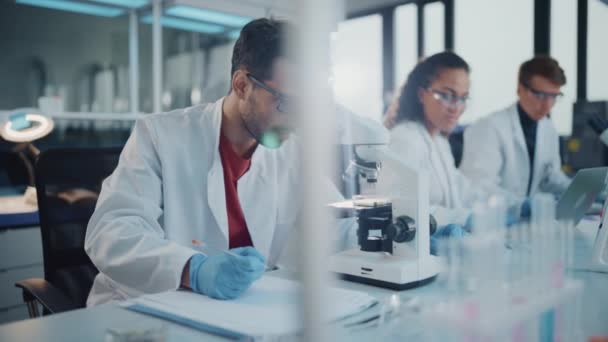 Equipo de Jóvenes Científicos en Laboratorio — Vídeos de Stock