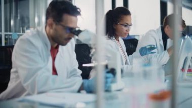 Laboratuvardaki Genç Bilim Adamları Ekibi