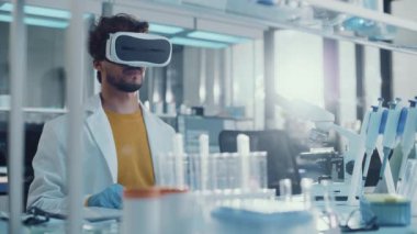 Genç Bilim Adamı Laboratuvarda çalışan VR kulaklığı kullanıyor