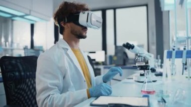 Genç Bilim Adamı Laboratuvarda çalışan VR kulaklığı kullanıyor