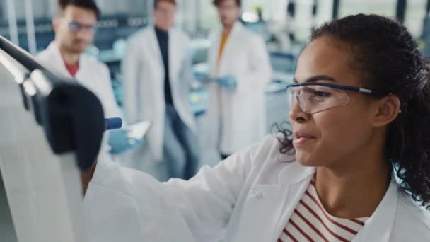 Reunión del equipo de jóvenes científicos en el laboratorio — Vídeos de Stock