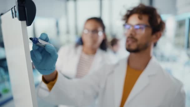 Reunión del equipo de jóvenes científicos en el laboratorio — Vídeo de stock