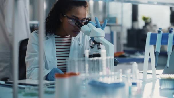 Młoda kobieta naukowiec pracuje w laboratorium — Wideo stockowe