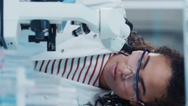 Retrato de Jovem Cientista Usa Microscópio Tela Vertical — Vídeo de Stock