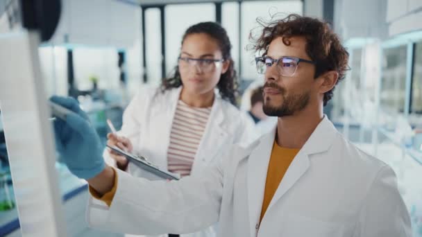 Team di Giovani Scienziati Riunione in Laboratorio — Video Stock