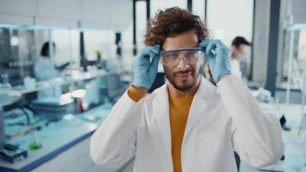 Retrato del científico en el laboratorio — Vídeos de Stock