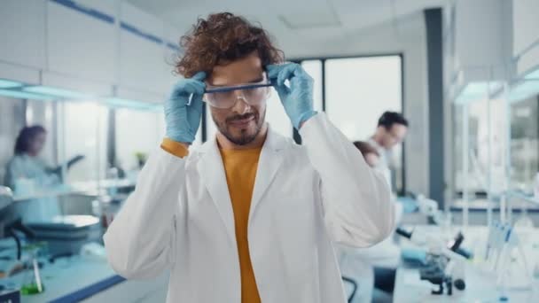 Portret naukowca w laboratorium — Wideo stockowe