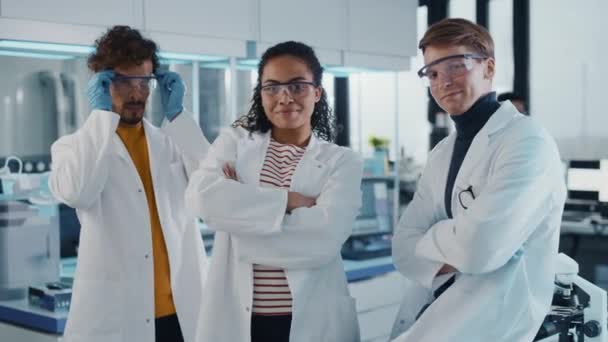 Портрет молодої команди вчених в лабораторії — стокове відео