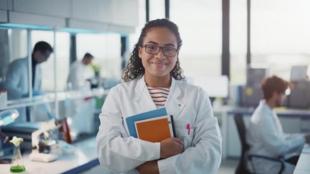 Portret młodej kobiety naukowiec w laboratorium — Wideo stockowe