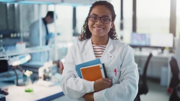 Portret Jonge vrouwelijke wetenschapper in Laboratorium — Stockvideo