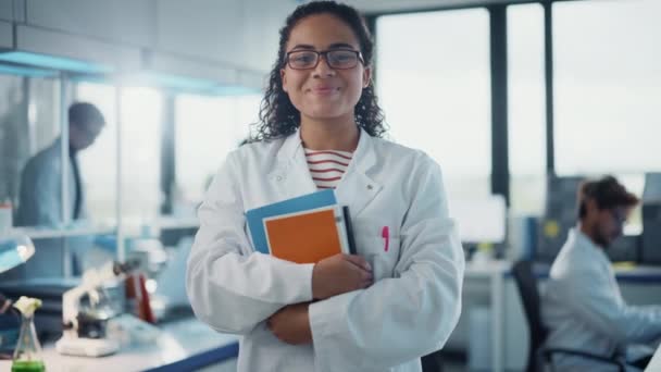 ポートレート｜研究室の若い女性科学者 — ストック動画