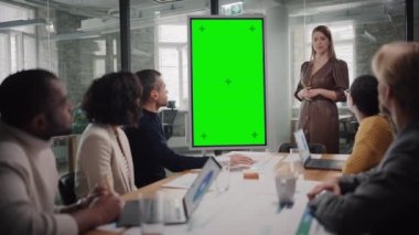 Proje Yöneticisi Yeşil Ekran ile Ofiste Bir Toplantı Yaptı