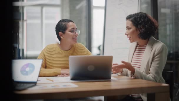 Zwei Managerinnen sprechen im Besprechungsraum der Kreativagentur — Stockvideo