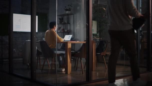 Kobieta Menedżer Pracuje na laptopie w Creative Office — Wideo stockowe