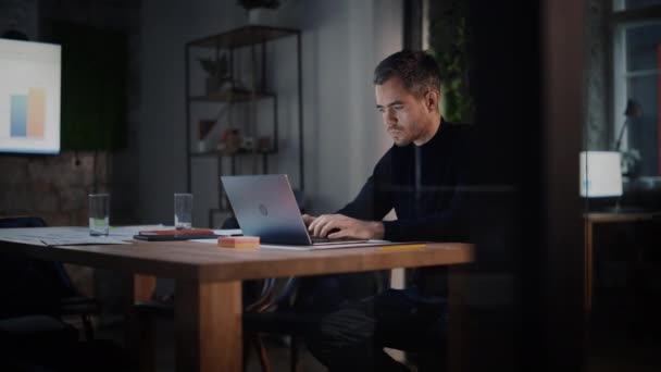 Młody menedżer pracuje na laptopie w Creative Office — Wideo stockowe