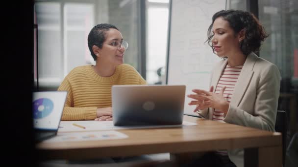 Zwei Managerinnen sprechen im Besprechungsraum der Kreativagentur — Stockvideo