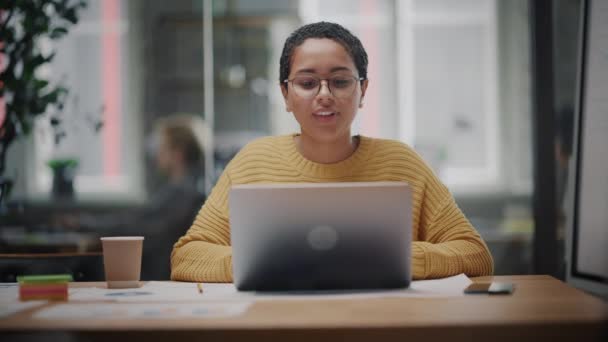 Női menedzser Laptopon dolgozik a Kreatív Irodában — Stock videók