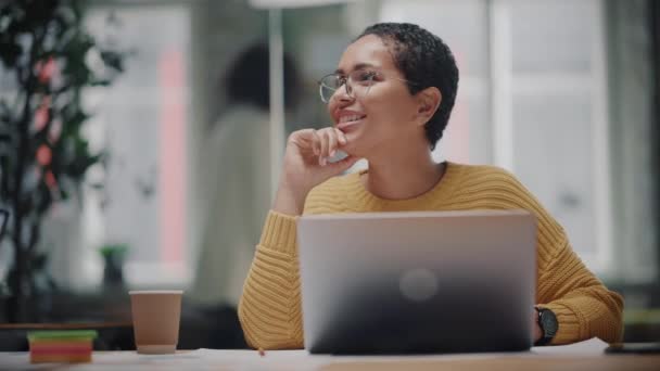 Γυναικείο Manager Λειτουργεί στο Laptop στο Creative Office — Αρχείο Βίντεο