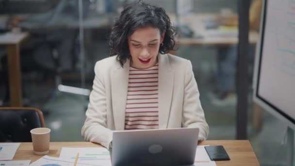 Gerente femenina trabaja en el ordenador portátil en la oficina creativa — Vídeos de Stock