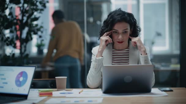 Female Manager lucrează pe laptop în Creative Office — Videoclip de stoc