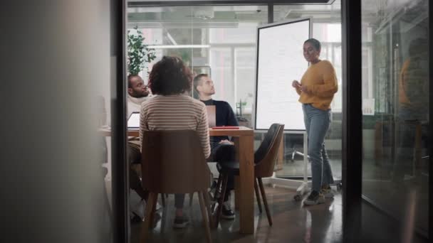 Projektleiter hält ein Meeting im Amt ab — Stockvideo