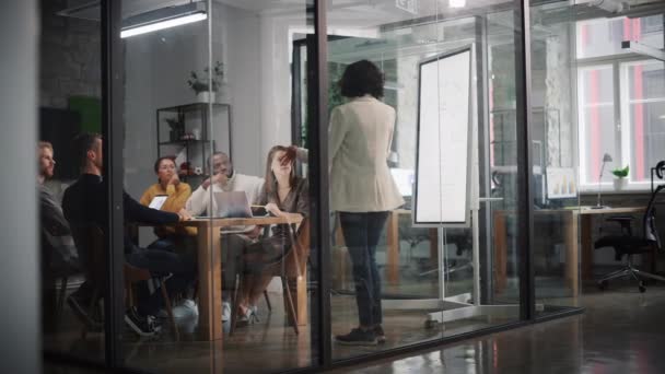 Projektledare Hålla ett möte i Office — Stockvideo
