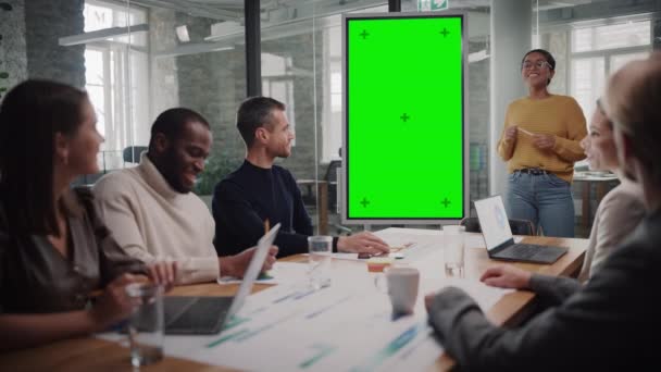 Managerul de proiect organizează o întâlnire în birou cu ecran verde — Videoclip de stoc