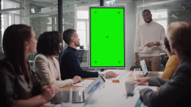 Vedoucí projektu pořádá schůzku v kanceláři se zelenou obrazovkou — Stock video