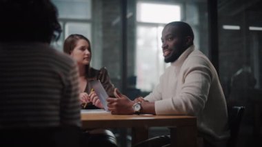 Ofisteki bir toplantıda Proje Yöneticisi konuşuyor