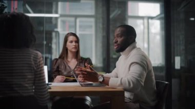 Ofisteki bir toplantıda Proje Yöneticisi konuşuyor