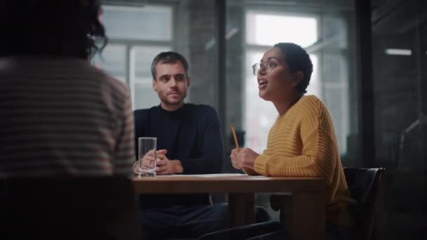 Gerente de Proyecto Hablando Durante una Reunión en la Oficina — Vídeo de stock