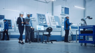 Modern Factory with Professional Workers, Engineers, Managers working on Production Line, Workshop Management, optimization. Sanayi Tesisi: CNC Makineleri ve Robot Kol Teknolojisi ile donatılmış