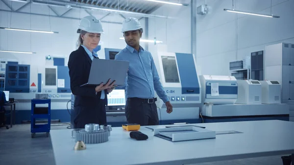 Fábrica moderna con trabajadores profesionales, ingenieros, gerentes que trabajan en la línea de producción, gestión de talleres, optimización. Instalación industrial: Equipado con maquinaria CNC y tecnología de brazo de robot —  Fotos de Stock