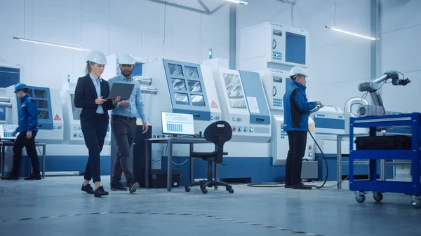 Fábrica moderna con trabajadores profesionales, ingenieros, gerentes que trabajan en la línea de producción, gestión de talleres, optimización. Instalación industrial: Equipado con maquinaria CNC y tecnología de brazo de robot — Foto de Stock