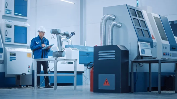 Fábrica Moderna com Trabalhadores Profissionais, Engenheiros, Gerentes Trabalhando na Linha de Produção, Gestão de Oficinas, Otimização. Instalação industrial: Equipado com máquinas CNC e tecnologia de braço de robô — Fotografia de Stock